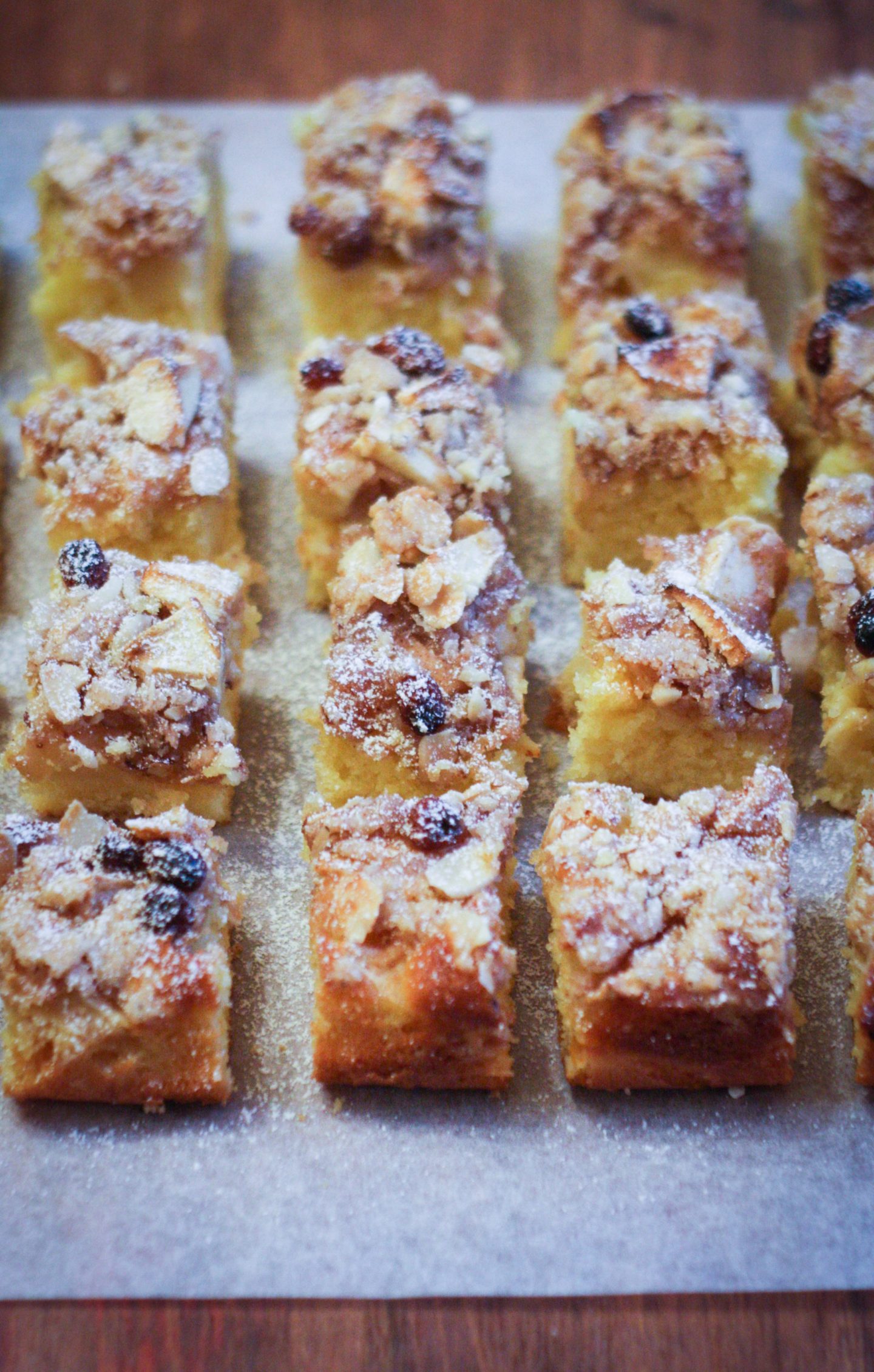 Crumb cake alle mele, mandorle e uvetta