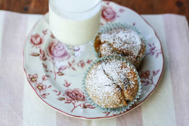 Muffin con gocce di cioccolato e marmellata