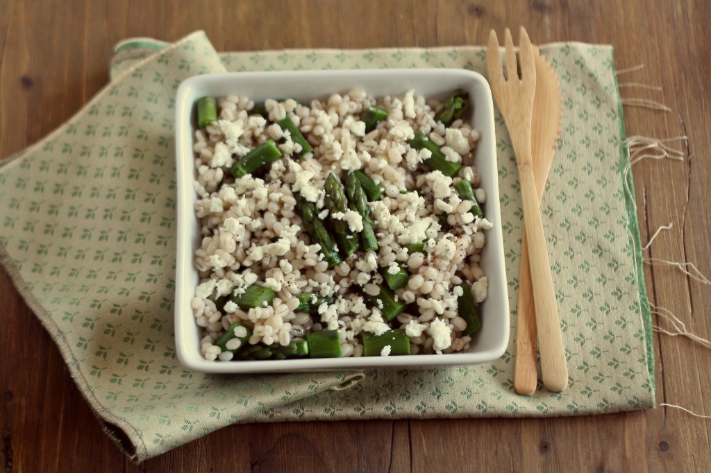 insalata di orzo con feta e asparagi