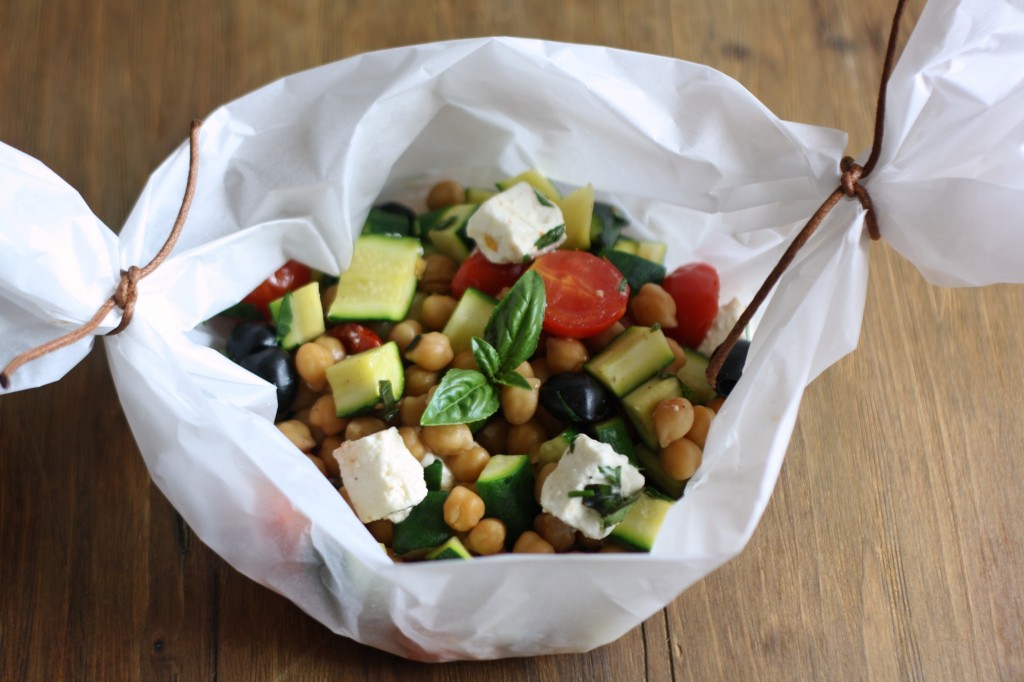 verdure al cartoccio con feta e olive nere