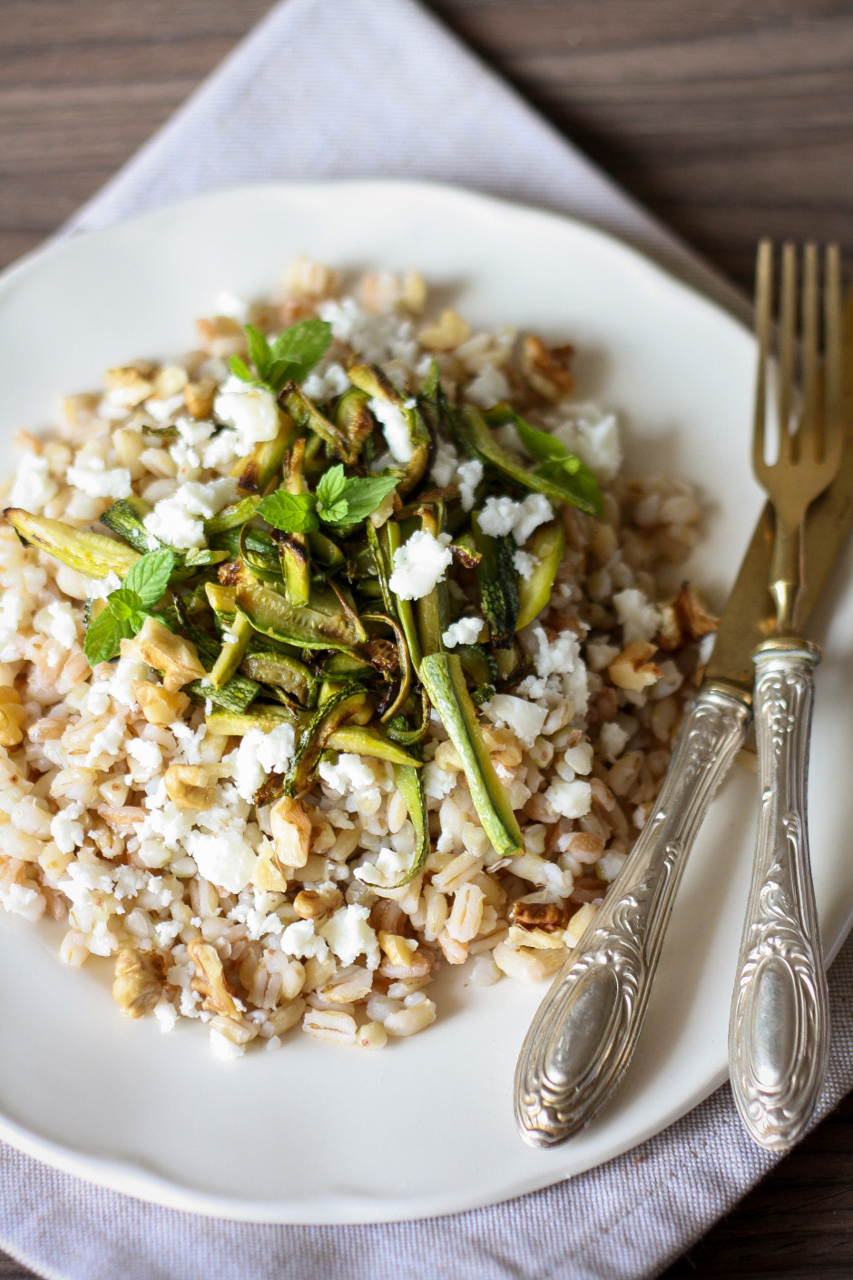 insalata di farro con zucchine e feta