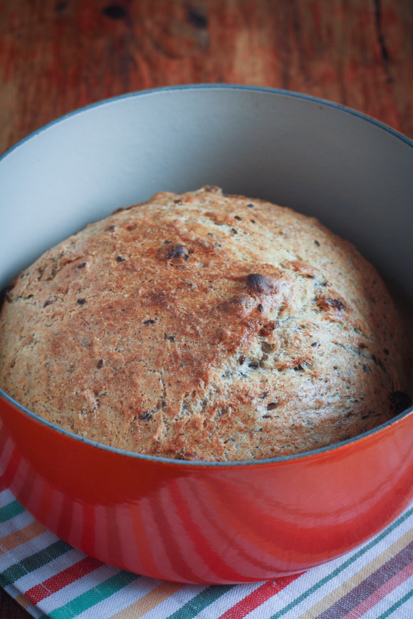 pane al farro e grano saraceno con nocciole e uvetta