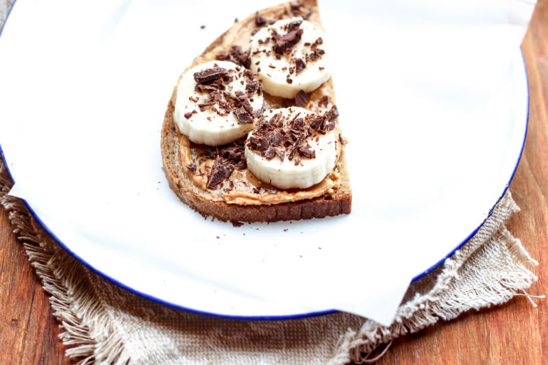 banana toast con pane di segale e burro di arachidi