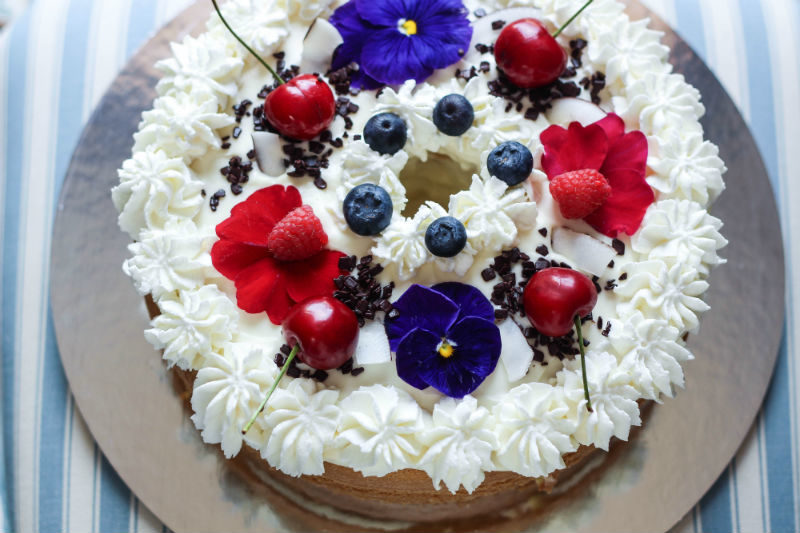 chiffon cake con crema di mascarpone e frutta fresca