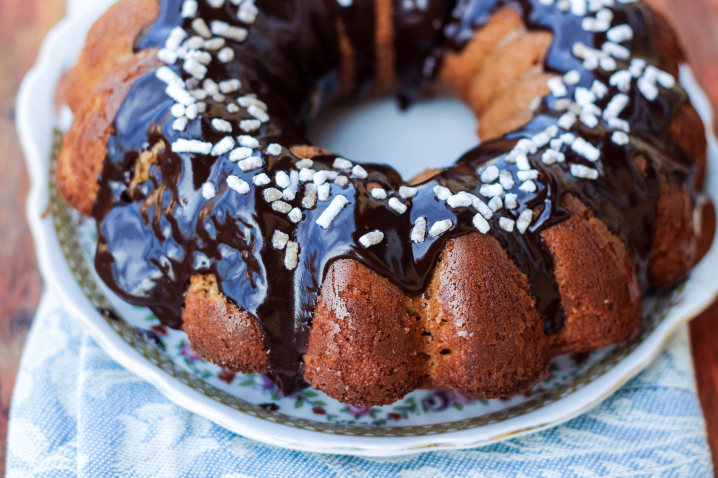 ciambella morbida con glassa al cioccolato