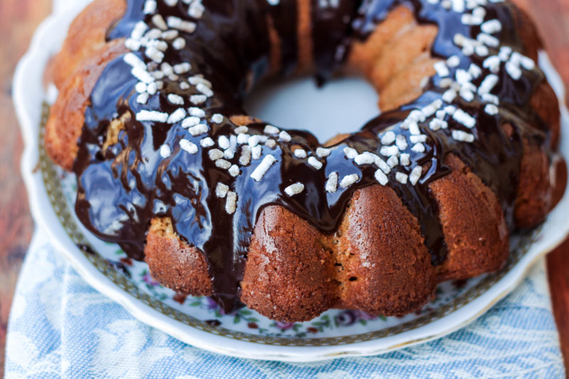 ciambella glassata al cioccolato