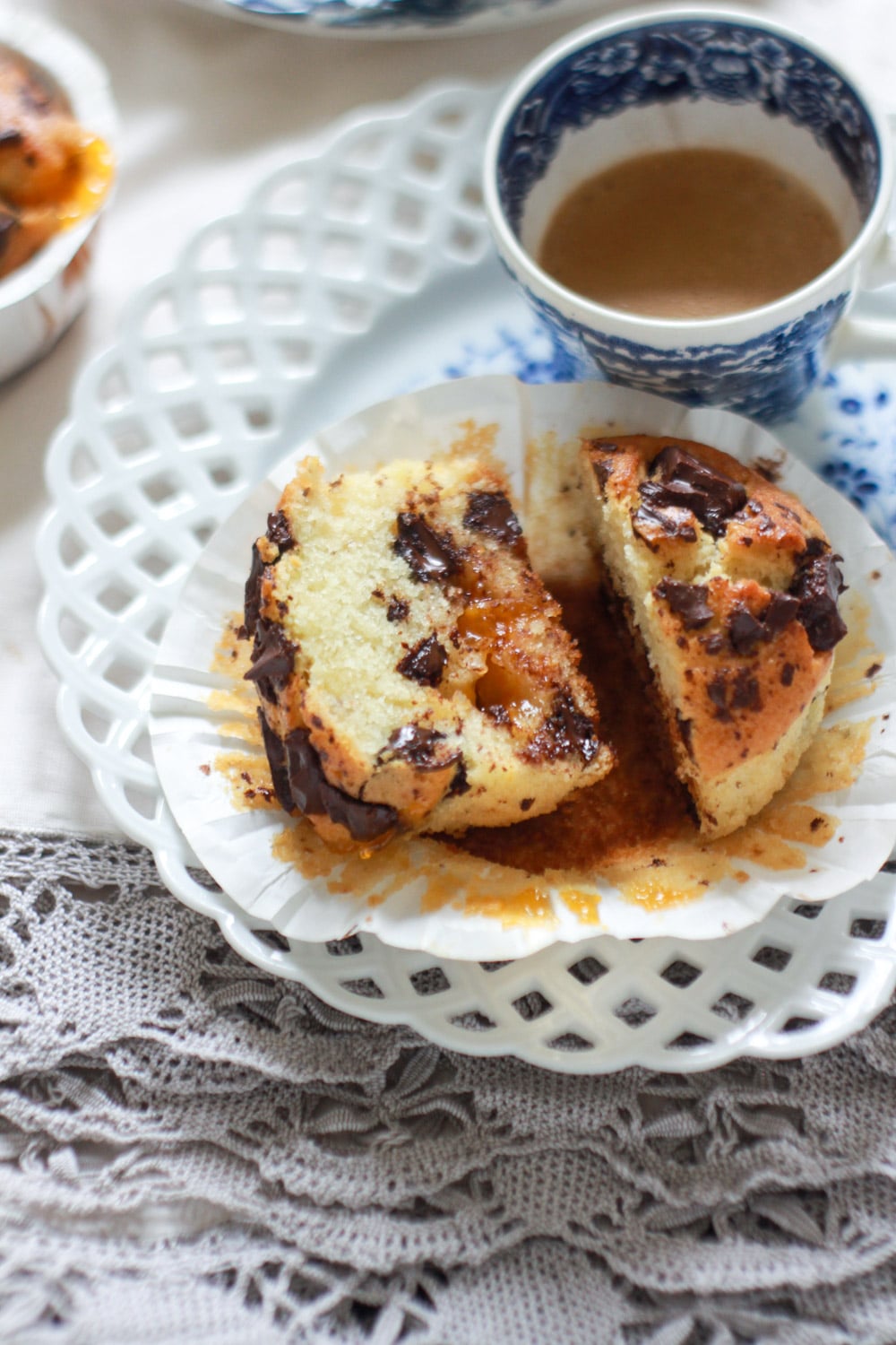 muffin con gocce di cioccolato e marmellata fatti in casa