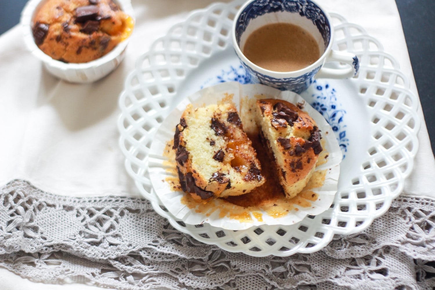 muffin con gocce di cioccolato e marmellata ricetta