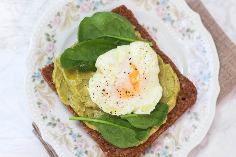 avocado toast con uovo in camicia