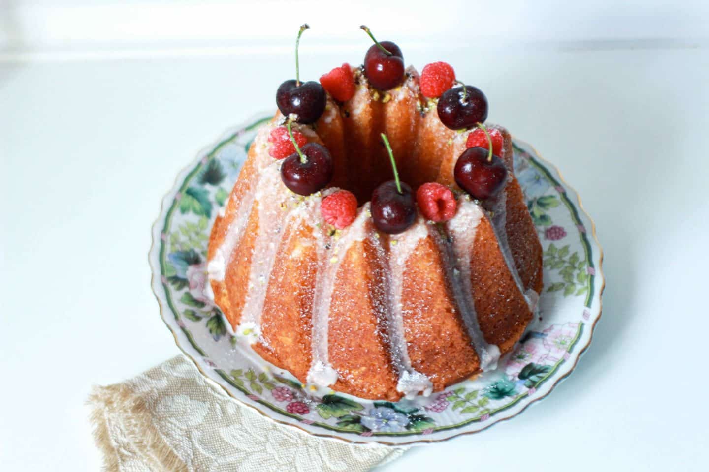 ciambella al latticello e frutta fresca